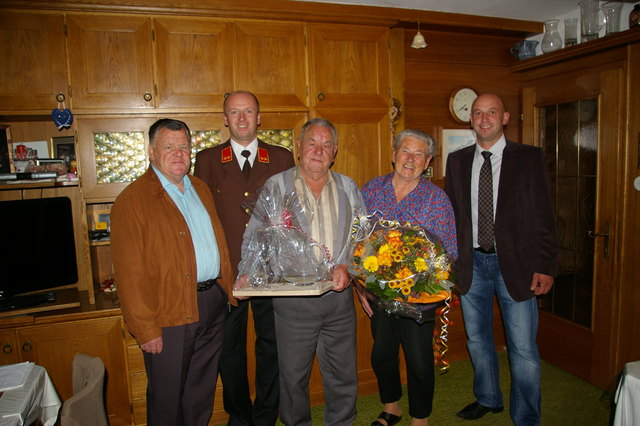 Gratulation für einen verdienten Gemeindebürger: Karl Reinisch, Peter Norz, Toni Reinisch, Midl Reinisch, Martin Norz (v.l.n.r.)