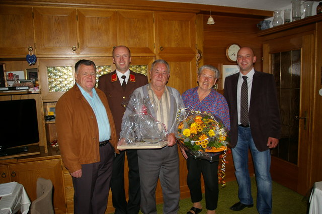 Gratulation für einen verdienten Gemeindebürger: Karl Reinisch, Peter Norz, Toni Reinisch, Midl Reinisch, Martin Norz (v.l.n.r.) | Foto: Chronik UP