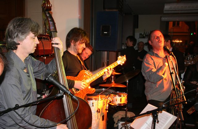 Bands wie die "Talltones" holte der Verein MEL-BRÜCKE nach Lurnfeld