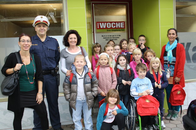 Reinhold Pinnitsch von der PI Kalsdorf mit der 2A Klasse, die sich über die WOCHE-Rucksäcke freute.