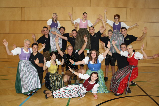 Die Volkstänzer des dritten Jahrgangs mit Leiter Martin Uitz (Mitte, hockend)