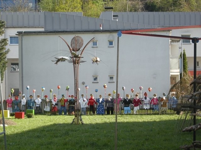 Figurenzaun der VS Völs auf der VKW - VölserKunstWiese