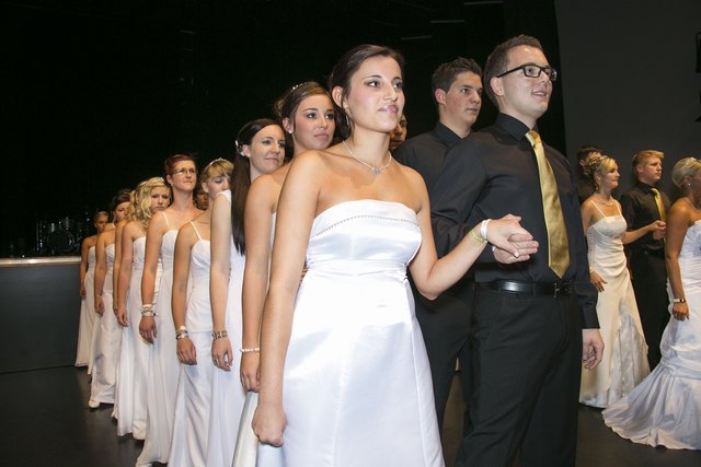 Klassischer Beginn des HBLW-Balles 2012 – die festliche Polonaise in Schwarz-Weiß.  Foto Reißmüller