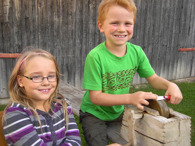 Sebastian und Janine beim Messerschleifen