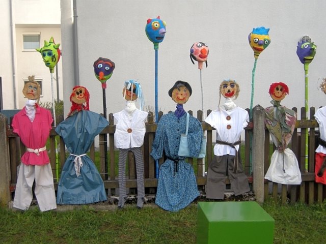 Figurenzaun der VS Völs auf der VKW - VölserKunstWiese - Detail