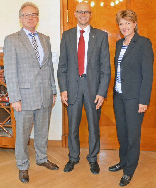 Der Telfer Amtsleiter Mag. Bernhard Scharmer (Mitte) mit der Innsbrucker Bgm. Mag. Christine Oppitz-Plörer und Magistratsdirektor Dr. Bernhard Holas.