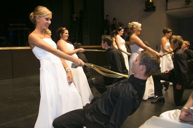Die HBLW-Mädchen hatten ihre Tanzpartner bei der Polonaise fest im Griff. Foto: Reißmüller