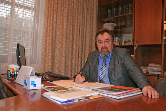 Bürgermeister Josef Wagner sortiert derzeit noch seine Unterlagen. Er ist heute Mittag zurückgetreten.
