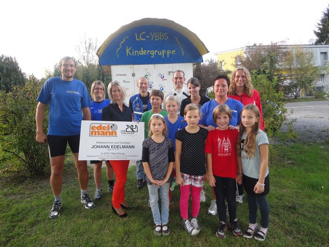 Obmann Peter Gruber (l.) mit den Kindern, Betreuern und Sponsoren des Vereins.