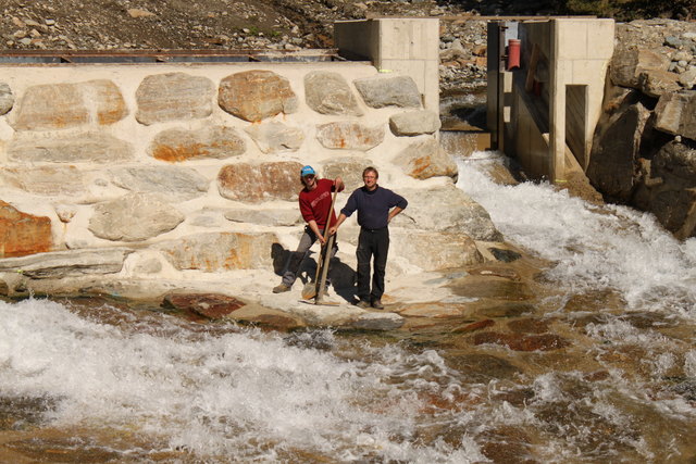 Zwei Generationen auf der Baustelle: David und Vater Gerald Glanzer haben den Umbau des Wasserkraftwerks in die Hand genommen