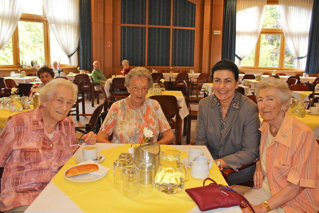 Aufmerksame Zuhörerinnen: Marie Possanner, Hildegard Pfeiler, Direktorin Monika Nefischer und Renee Mittermayr (v. l. n. r.).