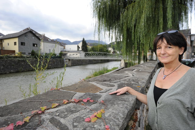 Bürgermeisterin Irene Gölles bei der Mauer, die für den Hochwasserschutz erhöht wird.