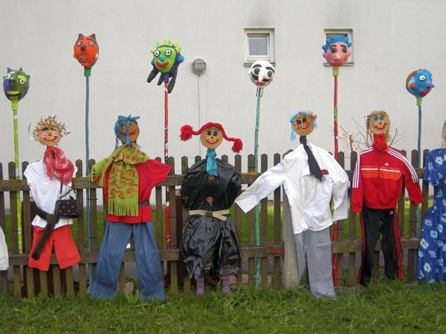 Figurenzaun der VS Völs auf der VKW - VölserKunstWiese - Detail