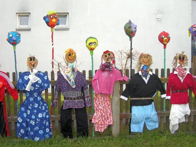 Figurenzaun der VS Völs auf der VKW - VölserKunstWiese - Detail