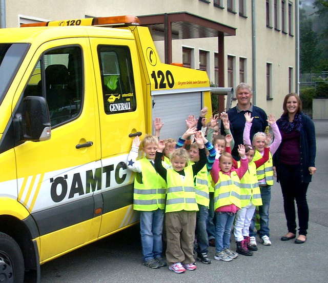 Die Kinder mit Lehrerin Victoria Schiefer und Stützpunktleiter Siegfried Gfrerer. | Foto: ÖAMTC