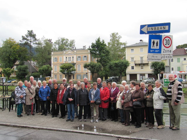 Seniorenbund-Anif vor der Lehar Villa in Bad Ischl