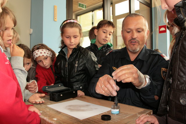 Mit leuchtenden Augen lernten die Kinder von Polizist Robert Fuchsberger das Sichern von Fingerabdrücken.