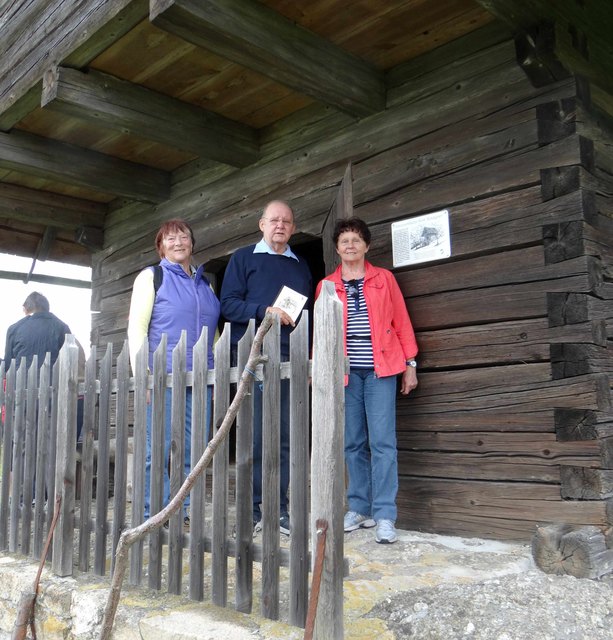 Obfrau des Seniorenbundes Münzbach Hermine Nesselböck, Heimatforscher Karl Haider und Obfrau des Seniorenbund Bad Kreuzen Margarete Hießböck vor der Franzosenhütte