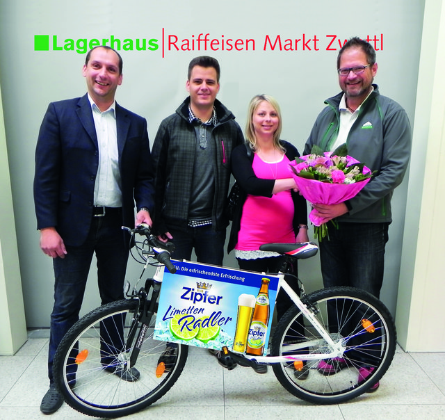 Ewald Schwarz (Brauunion), Wolfgang und Sandra Höbart sowie Marktleiter Franz Notz (v.l.).