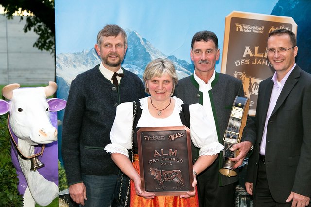 Erfreut: Hans Lerch (Nationalpark Hohe Tauern), Anneliese und Hansjörg Eberharter (Trisslalm) und Andreas Kutil (Kraft Foods). | Foto: Landespressebüro