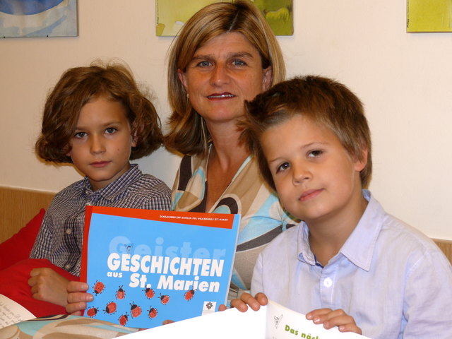 Ferdinand Pamberger, Sonja Hanappi-Mersits und Laurenz Melnizky(v.l.) präsentieren stolz die "Geschichten aus St. Marien"