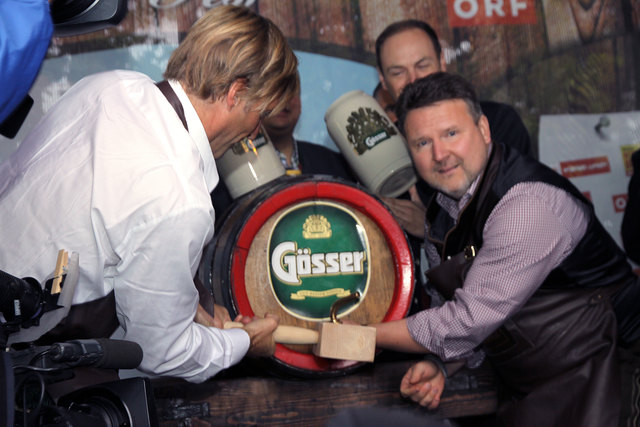 Hans Knauß (l.) und Michael Ludwig beim offiziellen Bieranstich | Foto: Wiener Wiesn Fest/APA-Fotoservice/Langegger