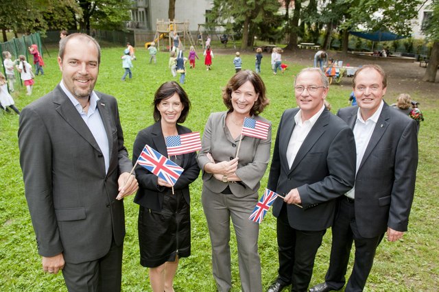 Jürgen Roth (WK Steiermark), Sonja Grabner Bildungsstadträtin), Kathryn List (CINT), Detlev Eisel-Eiselsberg (Familienstadtrat) und Bernhard Ederer (Wiki) freuen sich über English native speaker in den Kindergärten.