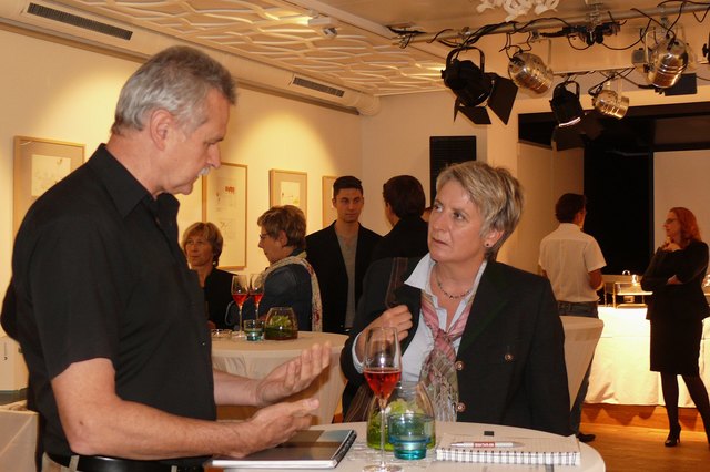 Ingeborg Hofbauer, die das Projekt begleitete, im Gespräch mit Franz Kern, Geschäftsführer des Weizer Energie-Innovations-Zentrums.