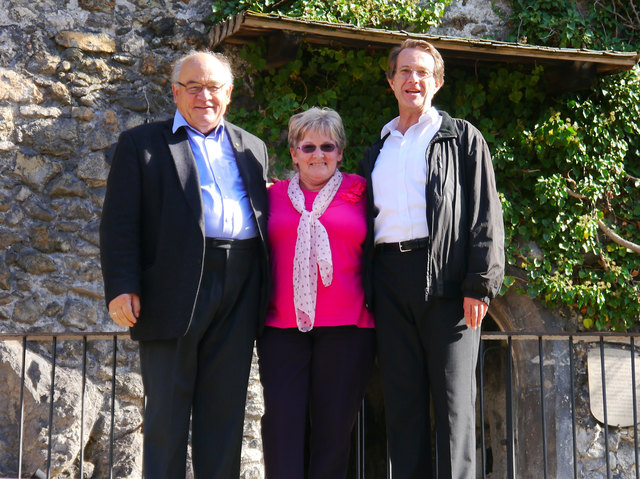 Bezirkschronisten Alfons Putzer, Elisabeth Sternat und Peter Kitzbichler begrüßen die 36 angereisten Chronisten vor dem Museum in den Nagelschmied-Häusern von Rattenberg