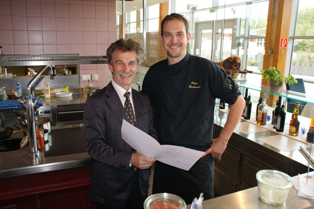 General Manager der Therme Geinberg Manfred Kalcher (l.) bespricht mit Neo-Küchenchef Peter Reithmayr die Speisekarte. | Foto: Doms