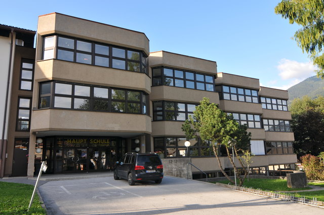 Die alte Inzinger HS aus dem Jahre 1974. Damals hochmodern - heute veraltet. Nach der Generalsanierung wird die NMS Inzing in einem neuen, ganz anderen Licht erstrahlen und eine der modernsten Schulen im ganzen Land sein.