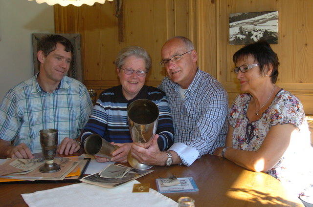 H. Pletzer, A. Hechenberger, H. u. J. Wörgötter sichten Pokale und Fundstücke.