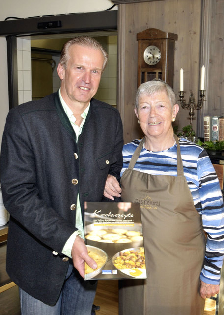 Gottfried Prantl, 2-Hauben-Koch im Hotel Central, gratulierte Autorin Anna Eiter zur Buchpräsentation und lud sie zu einem seiner Kochkurse ein.
