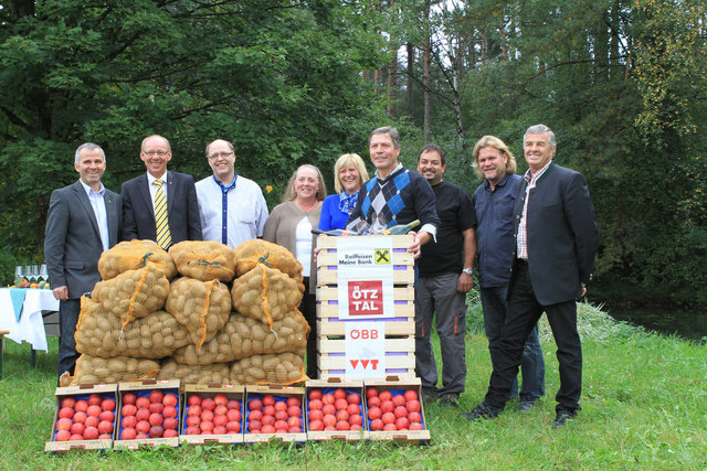 Walter Haid, Erwin Neurauter, Werner Raffl, Birgit Föger, Hausherrin Roswitha Bair, Josef Glatzl, Rudi Wammes, Peter Zoller und Luis Neurauter (v.l.).