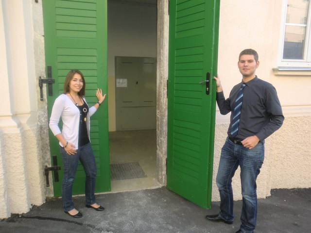 Obfrau Veronika Pinkl und Projektleiter Gemeinderat Paul Strohmayer vor dem Eingang zum alten und neuen Jugendzentrum. | Foto: Hanus