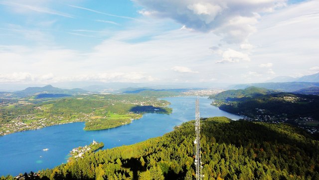 Blick übern Wörthersee bis Klagenfurt vom Aussichtsturm- Pyramidenkogel aus gesehen. Dieser Aussichtsturm wird Mitte Oktober gesprengt und durch einen neuen Holzturm ersetzt.