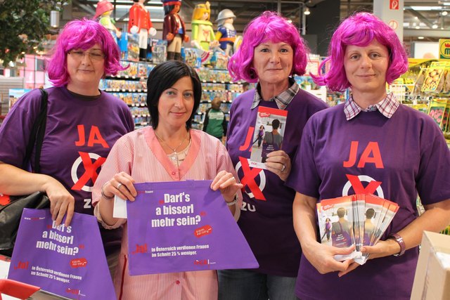 Stephanie Bacher, Gabi Proschofski und Andrea Bründlinger mit zwei interessierten Maxi-Markt-Mitarbeiterinnen.