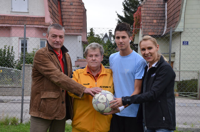 Stadtrat Dietmar Fenz, Sturm-Obmann Leopold Aigelsreiter, Sturm-Spieler Adel Cicek und Martina Gaupmann von Wieland Personalservice.