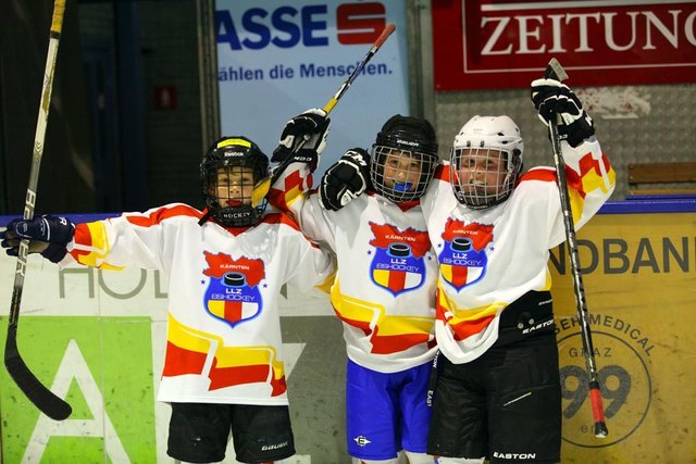 Doppeltorschütze Julian Maurer mit seinen Teamkollegen in Jubelpose