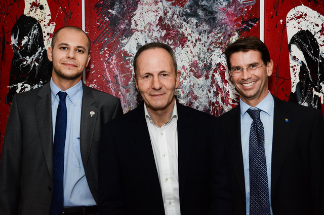Interessiert: Michael Brugger jun., Künstler Norbert Nakovich und Kaufm. Dir. LKH Mag. Andreas Gamlich.