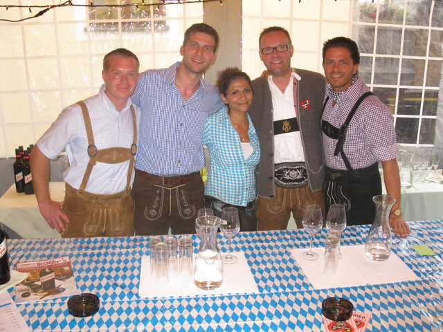 Das Tyrolis - Oktoberfestteam von links nach rechts, Daniel, das Geschäftsführungsteam Markus und Sanaz, Börnie und Marc