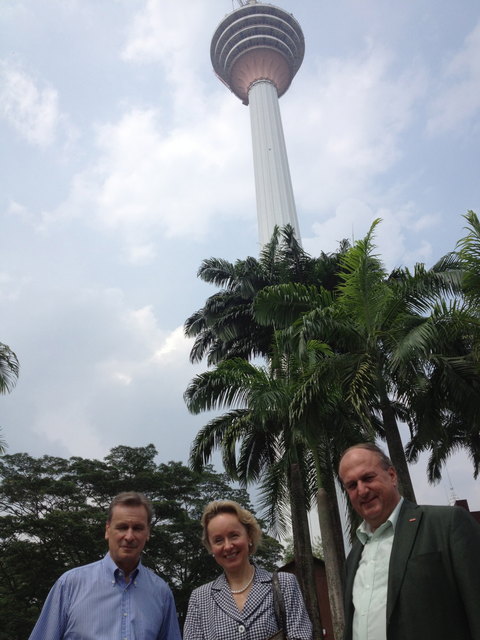 Die aus Steyr stammende österreichische Botschafterien in Malaysia Andrea Wicke, zusammen mit dem oberösterreichischen Wirtschaftskammer-Präsidenten Rudolf Trauner und dem österreichischen Außenhandelsdelegierten Werner Somweber vor dem Kuala Lumpur-Tower.