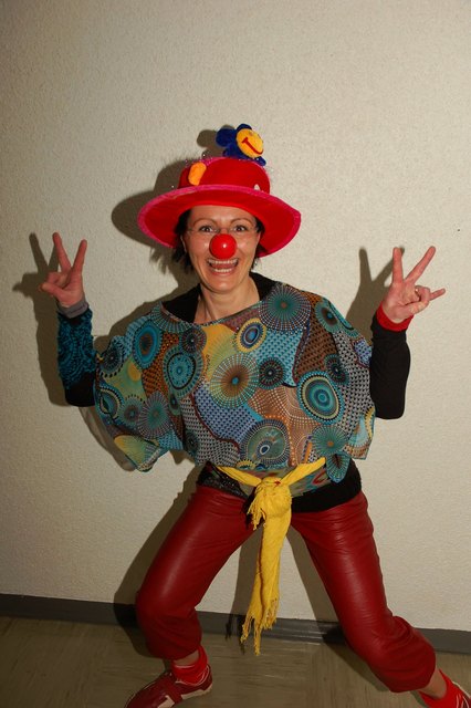 Das Leben ist ein Theaterstück
ohne vorherige Proben.
Darum singe, tanze, lache und liebe
und lebe jeden einzelnen Augenblick
deines Lebens,
bevor der Vorhang fällt und dein Theaterstück
ohne Applaus zu Ende geht ...
Charlie Chaplin
Clownseminar vom 12. - 14. Okt. 2012 im Bildungshaus St. Benedikt - Seitenstetten (07477-42885-17)