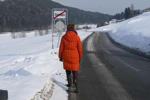 Fußgänger waren bisher auf der engen Straße gefährdet, sie bekommen einen Gehweg.