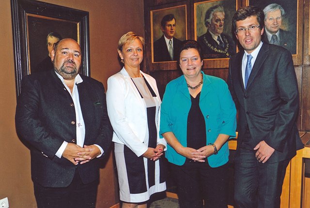 Nach dem Ausscheiden von Franz Kamtner aus dem Perchtoldsdorfer Gemeinderat: Kulturreferentin Brigitte Sommerbauer (2.v.re.) ist nun Vize von Bürgermeister Martin Schuster (re.). Andrea Kö (2.v.li.) ist nun im Gemeindevorstand und Werner Pannagl (li.) hat das freigewordene Gemeinderatsmandat übernommen.