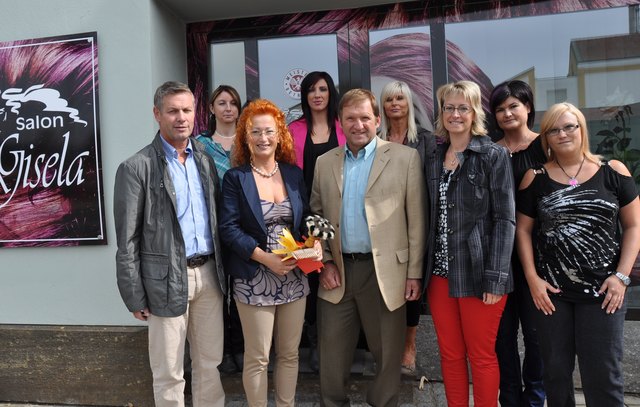 Gisela Mandl ihrem Team vor dem Geschäft in Frauental