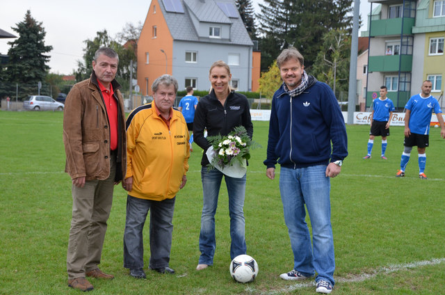 Ankick durch Martina Gaupmann von Wieland Personalservice, daneben Aigelsreiter, Fenz und Gemeinderat Robert Bruckner.