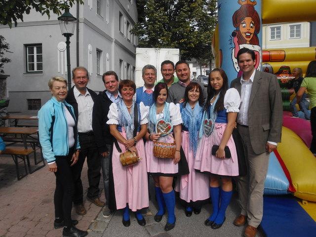 Wurden von den Marketenderinnen des Musikvereins gut betreut: v.l.n.r.: GGR. Christine Rieger, Vbgm. Franz Gruber, GR. Klaus Frischmann, Kapellmeister Markus Wolkerstorfer, GR. Robert Schreiner, Bgm. Michael Cech, LAbg. Lukas Mandl