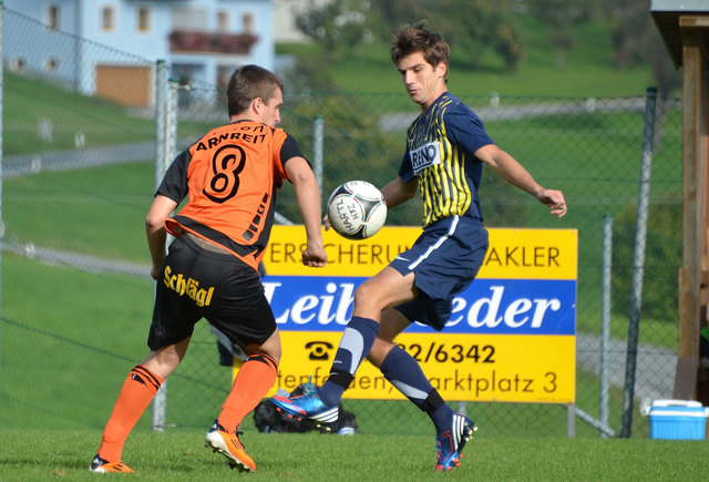 Arnreits Tobias Koblmüller kämpft gegen seinen Gegenspieler aus Klaffer. | Foto: Manfred Lindorfer