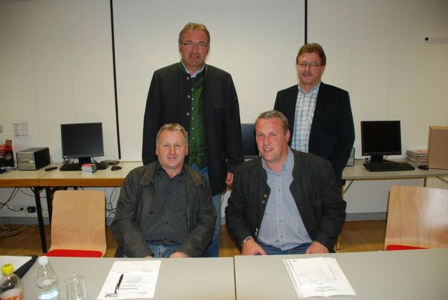 Die Bürgermeister Jakob Strauß u. Thomas Krainz (hinten, von links), ÖR Georg Wutte, KR Franz Matschek (sitzend, von links)